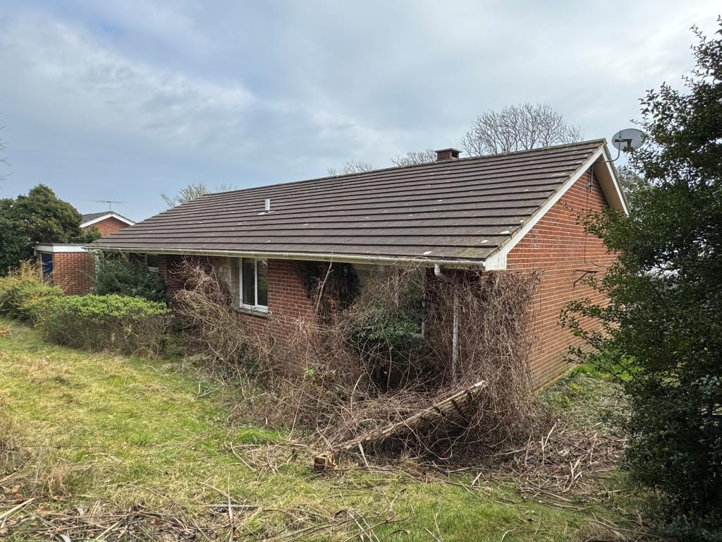 Lot: 142 - DETACHED BUNGALOW WITH STRUCTURAL MOVEMENT - An Alternative Angle on the Front Elevation